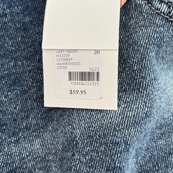 NWT Lane Bryant Distressed/Frayed Boyfriend Mid Rise Bermuda Shorts. Size 20 - Picture 13 of 15